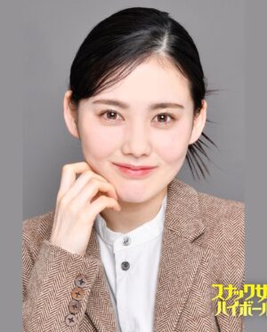 Kana Kita Instagram - 告知です。

4月期連続ドラマ「スナック女子にハイボールを」
中京テレビほか 2024年4月4日（木）スタート 
毎週木曜 25:04～25:34
※全10回（予定）
※TVer、Locipoほかで見逃し配信

私はスナックに通うOL通称(スナック女子)を演じます。
憧れで大好きな山口紗弥加さんと念願の連続ドラマ。
現場に行くのが幸せで、生き生きとずっとはしゃいでいるわたし。

その他キャストの皆様までも最高なのです。
アップテンポなお芝居、皆様に乗っからせて頂きながら、順調に撮影が進んでおります。

脚本はAマッソの加納さん。
監督を務めるのは、
3年ぶりにまたご一緒させて頂く有働佳史監督。
最強タッグすぎるんですよ…！！！
コメディだから、みなさま、腹抱えながら見てくれよな😌
.
.
.
日々の会社勤めに辟易としているOLさつき。今日も退勤後に上司の部長から大量の業務連絡がスマホに、、 そんな日常に癒やしを求めて最近少しハマっている「スナック」通い。以前からに気になっていた店「マーガレット」に今夜はたどりついた。扉を開けると、風変わりなママとカウンターには常連客が酒を肴に取り止めもない話で盛り上がっている。優しいママの誘いでさつきもその輪の中に徐々に溶け込んでいく。
と、そんな心地良い空間を楽しむ間も無く、さつきに大事件が勃発！　仕事で重大なミスを犯したのだった。
鳴り止まない上司からの電話、店内ではママと常連客も心配して右往左往。そして、1人の常連客が思いついた奇想天外な方法でこの難局を打破しようとさつきとママと常連客たちが奮闘する！？　その結末は。
そして何よりもママの醸し出す雰囲気、しぐさ、発せられる言葉のとりこになるさつき。しばらくスナック「マーガレット」に通う日々が続きそうだと思いながら、今夜は終電間際、家路に向かうのだった。