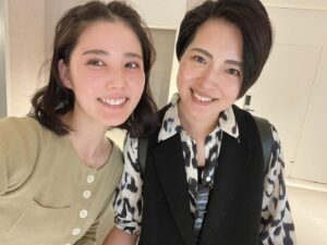 Kana Kita Instagram - 森山さんがハムレット、観に来てくれました。
ご両親も来てくださって、とても嬉しい✴︎

可愛いプレゼントや優しいお言葉も。

いつも話せば前進させてくれる森山さんは、
とても素敵な作品を沢山描かれます。

はやくゆっくりご飯に行きたーい🍜

いつもありがとう❤︎