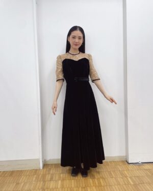 Kana Kita Instagram - 取材にて、着用させて頂いた洋服たちご紹介。

✴︎スタイリング1
デザインが本当に可愛くてカラーも秋らしくてとても大好きなワンピースドレスです

✴︎スタイリング2
胸元から腕にかけてのキラキラがとても可愛くて絶対に着たい！と…！ベロア生地も上品で好きです。

✴︎スタイリング3
一目惚れしてしまったワンピース！デザインがとても好き。そしてマーメイドワンピースの形がとっても綺麗でお気に入りです。

とにかくこの日はお衣装が可愛くてみんなでキャーキャーしてました。ご満悦顔見て下さい。
正直はしゃぎまくりよ。

今回投稿しているお衣装全て↓のブランドさんです。

@leja__official 
ブランド名：Leja

素敵なお衣装をありがとうございました❤︎

#leja