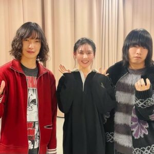 Kana Kita Instagram - ついについに…！！！！
明日3月5日19時から
AuDee【いとうせいこう×倉本美津留 ワラボ】にて
軍艦さんと北香那、ゲスト出演します。

ゲスト: 軍艦& 北香那

憧れの軍艦とこんなに早く、夢にまで見た共演。
私、確実に2024年上半期大吉箱買いしてる。
いつか一緒にラジオに出るのが夢でした。
叶ってしまったよ…！！！

初めて彼らを知ったのは2年ほど前だったかな。
漫才と、圧倒的な存在感に言葉にならないほどの衝撃を受けたのだけれど、あれはなんといったらいいのか…
偶像化された額縁の真ん中で、2人だけが唯一真っ黒な怪物の影を背負っているような感じかな。
そのある種の違和感に惹かれ、軍艦を好きになりました。

スマホの画面を飛び越えたい！！！
私、早速飛び越えいざ大阪へ。
舞台の上で、どのコンビよりもローテンションで、どのコンビよりも華を兼ね備えていた軍艦を、
初めて客席から眺めた瞬間。
あのトキメキに触る感覚、ずっと忘れない…！！

2人がいてくれる限り
例え舞台上でなくてもいいのです。
彼らが伸び伸びと呼吸ができる場所で、笑って、ただ居て欲しいと思うのです。
それが喫煙所とかでも全然いいし。笑

私は数字かもしれないが
とても確かに
この先の2人の道のりを、心から応援しています。
　

軍艦さんはArtist spokenでラジオもやってます。
「軍艦ユーチューブ」でYouTube投稿もしています。

皆様にも、彼らのたくさんの魅力が伝わりますように…！

倉本美津留さん、いとうせいこうさん
夢のような楽しい時間をくださり、ありがとうございました☺︎✴︎
お二方の安心感たっぷりのトーク力が、軍艦さんの魅力をたっぷり引き出してくださっています！
ぜひ、ご視聴ください♪

#ワラボ
#軍艦