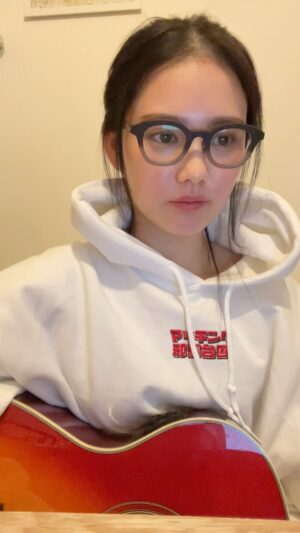 Kana Kita Instagram - お茶碗/大森靖子

ゆるゆる弾いてみました☺︎
私1キロ痩せたし前髪伸びたから☺︎

この動画で着用しているメガネ、とても可愛いです。
形もいいんだけど、私は色も好き。
お世話になっている眼鏡屋さんが勧めてくれました。

お気に入りが増えた！