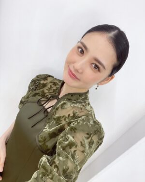 Kana Kita Instagram - 取材にて、着用させて頂いた洋服たちご紹介。

✴︎スタイリング1
デザインが本当に可愛くてカラーも秋らしくてとても大好きなワンピースドレスです

✴︎スタイリング2
胸元から腕にかけてのキラキラがとても可愛くて絶対に着たい！と…！ベロア生地も上品で好きです。

✴︎スタイリング3
一目惚れしてしまったワンピース！デザインがとても好き。そしてマーメイドワンピースの形がとっても綺麗でお気に入りです。

とにかくこの日はお衣装が可愛くてみんなでキャーキャーしてました。ご満悦顔見て下さい。
正直はしゃぎまくりよ。

今回投稿しているお衣装全て↓のブランドさんです。

@leja__official 
ブランド名：Leja

素敵なお衣装をありがとうございました❤︎

#leja