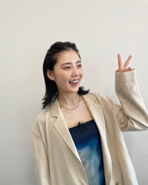 Kana Kita Instagram - 昨日は名古屋にお邪魔しました。
「前略、大とくさん」の生放送に出演しました☺︎

あっという間に終わってしまって寂しかったけれど、
出演者の皆さんと、ラフなスタジオの雰囲気がずっと味方をしてくれていました☺︎

まさかのスナ女の監督、有働さんの出現。
なんでいるんですか！？と驚く私に
「北香那公式ストーカーです」と宣言なさったのち、
みんなで美味しいひつまぶしを一緒に食べにいかせていただきました😂
楽しさ倍増✴︎

素敵なメイクとヘアを施してくれて、気分上がりっぱなしの収録でした☺︎
大感謝！
ありがとうがいっぱいの名古屋旅〜🌸

現在放送中のスナック女子にハイボールを
そして5月７日から公演開始の舞台「ハムレット」
よろしくお願いします。