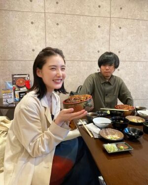 Kana Kita Instagram - 昨日は名古屋にお邪魔しました。
「前略、大とくさん」の生放送に出演しました☺︎

あっという間に終わってしまって寂しかったけれど、
出演者の皆さんと、ラフなスタジオの雰囲気がずっと味方をしてくれていました☺︎

まさかのスナ女の監督、有働さんの出現。
なんでいるんですか！？と驚く私に
「北香那公式ストーカーです」と宣言なさったのち、
みんなで美味しいひつまぶしを一緒に食べにいかせていただきました😂
楽しさ倍増✴︎

素敵なメイクとヘアを施してくれて、気分上がりっぱなしの収録でした☺︎
大感謝！
ありがとうがいっぱいの名古屋旅〜🌸

現在放送中のスナック女子にハイボールを
そして5月７日から公演開始の舞台「ハムレット」
よろしくお願いします。