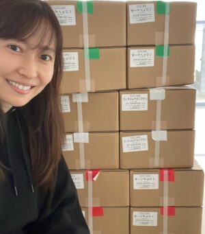 Kanako Enomoto Instagram - 今年のプレゼントはピザ60枚でした！ 🤣
冷凍庫がピザだらけ🍕
ご近所の梨華ちゃんにもお裾分け🩷
@rika_ishikawa_official 

#カヌチャリゾート 
#旦那さんのお誕生日プレゼント 
#🎁 
 #EMPORIO ISHIZAKI
#沖縄県那覇市久茂地
#石崎幸雄シェフ 
#ピザ