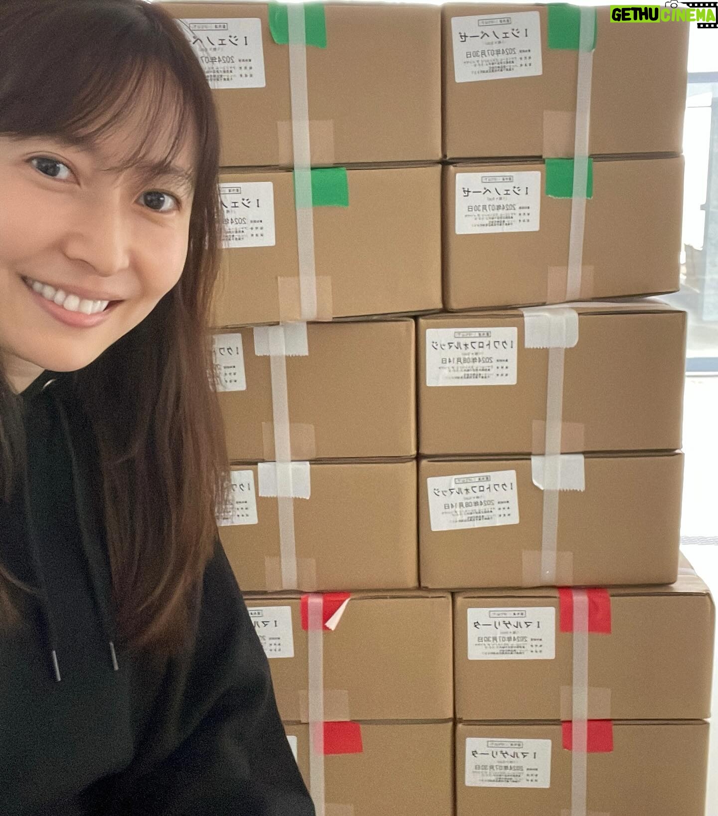 Kanako Enomoto - 4.1K Likes - 今年のプレゼントはピザ60枚でした! 🤣
冷凍庫がピザだらけ🍕
ご近所の梨華ちゃんにもお裾分け🩷
@rika_ishikawa_official
#カヌチャリゾート
#旦那さんのお誕生日プレゼント
#🎁
#EMPORIO ISHIZAKI
#沖縄県那覇市久茂地
#石崎幸雄シェフ
#ピザ