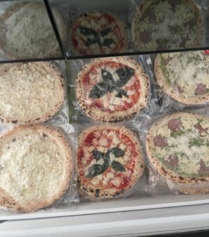 Kanako Enomoto Instagram - 今年のプレゼントはピザ60枚でした！ 🤣
冷凍庫がピザだらけ🍕
ご近所の梨華ちゃんにもお裾分け🩷
@rika_ishikawa_official 

#カヌチャリゾート 
#旦那さんのお誕生日プレゼント 
#🎁 
 #EMPORIO ISHIZAKI
#沖縄県那覇市久茂地
#石崎幸雄シェフ 
#ピザ