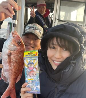 Kanako Enomoto Instagram - あっと言う間に2023年2月‼︎
ご無沙汰してます🙇🏻‍♀️
久しぶりに釣りに行きまして
タイ魔神で私も鯛が釣れました‼︎🤣
#鯛釣り#釣り#真鶴
#🎣#大魔神