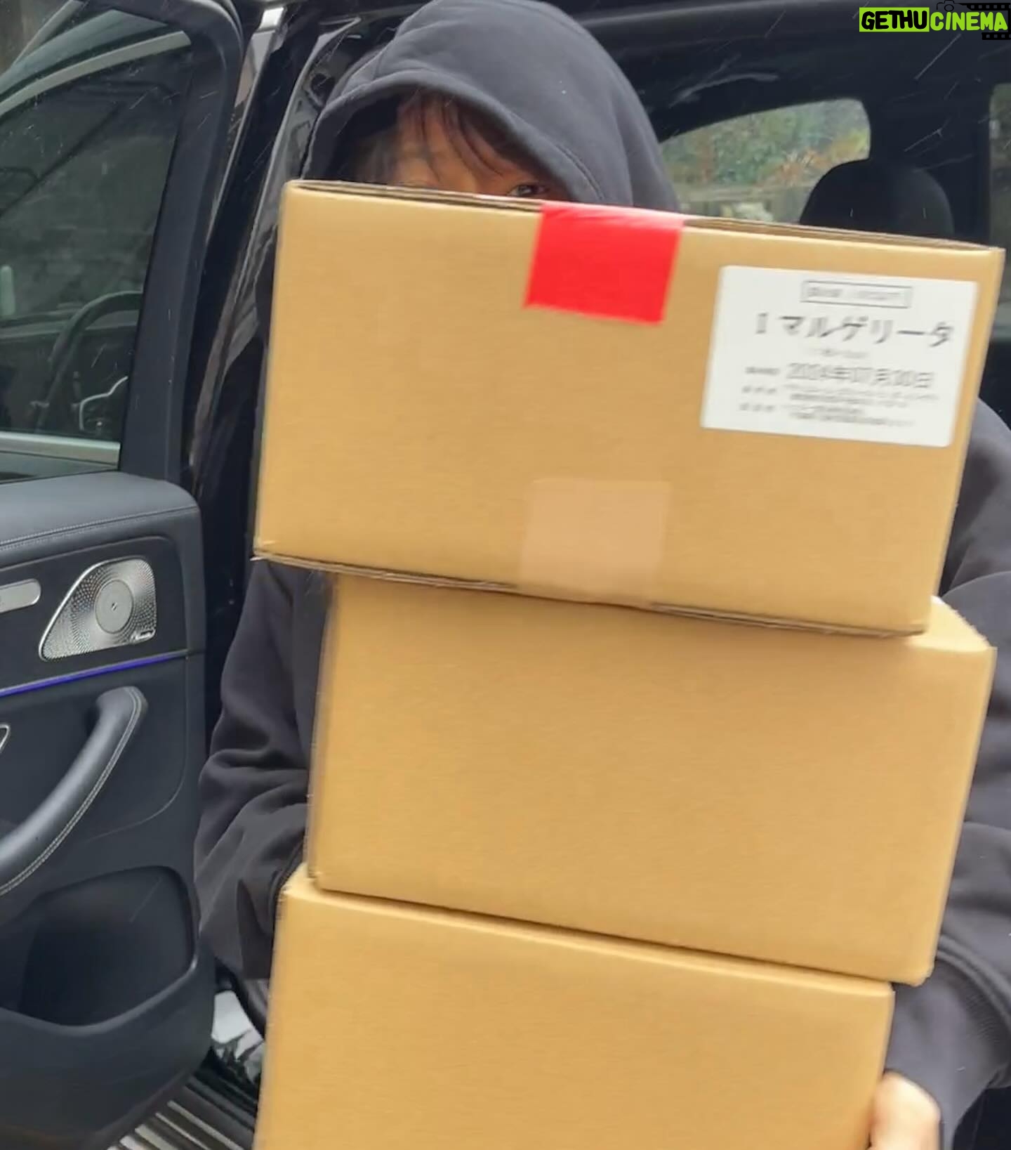 Kanako Enomoto - 4.1K Likes - 今年のプレゼントはピザ60枚でした! 🤣
冷凍庫がピザだらけ🍕
ご近所の梨華ちゃんにもお裾分け🩷
@rika_ishikawa_official
#カヌチャリゾート
#旦那さんのお誕生日プレゼント
#🎁
#EMPORIO ISHIZAKI
#沖縄県那覇市久茂地
#石崎幸雄シェフ
#ピザ