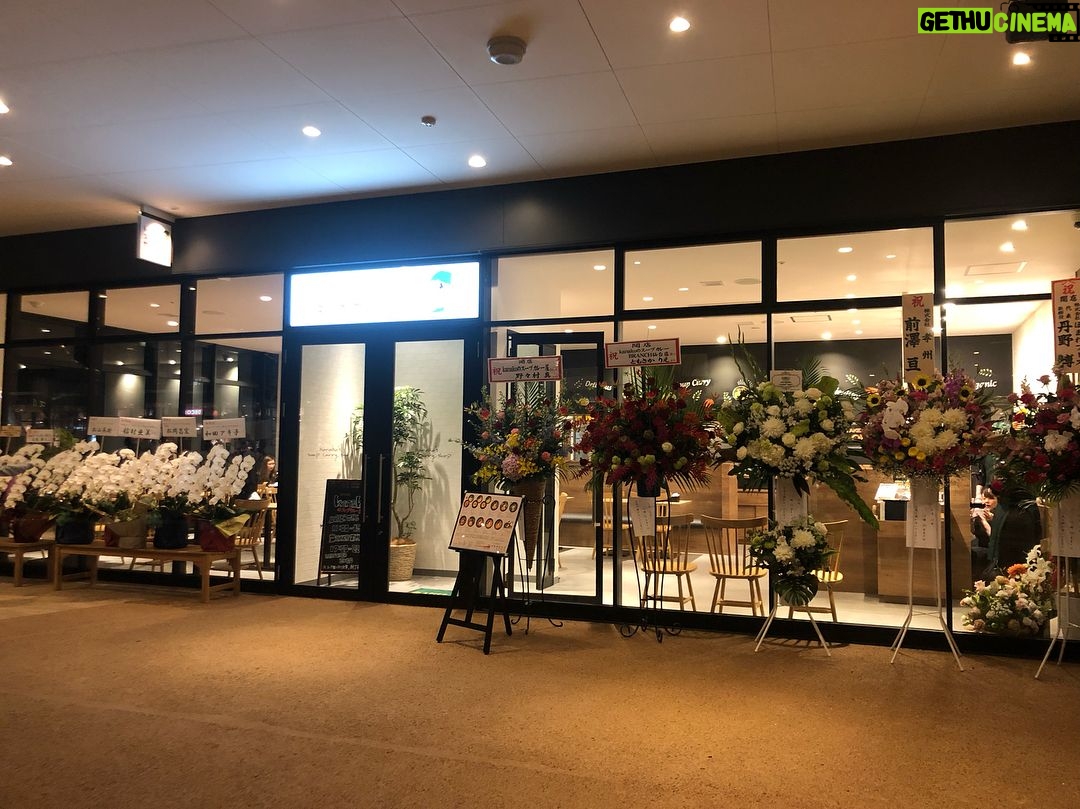 Kanako Enomoto - 1.9K Likes - 平素は『kanakoのスープカレー屋さん』をご愛顧を賜り厚くお礼を申し上げます。
吉成店からの移転として準備をしてまいりましたブランチ仙台店を4月25日にオープンさせていただきました。
これもひとえに皆様の日頃のお引き立ての賜と、オープンにあたり沢山の皆様方にお力添えをいただきました事に心から感謝しています。
これからもお客様第一に、地域の皆様に愛される店舗づくりに邁進していく所存です。
今後とも変わらぬご愛顧を賜りますようお願い申し上げます。
スタッフ一同 心よりご来店をお待ち申し上げております。
佐々木 加奈子
kanakoのスープカレー屋さんブランチ仙台店
〒981-3212
宮城県仙台市長命ヶ丘2丁目21-1
BRANC仙台 WEST
電話番号:022-341-5822
#kanakoのスープカレー屋さん
#カナコのスープカレー屋さん
#kanakoのスープカレー屋さんブランチ仙台店#kanakoのスープカレー屋さん札幌大通り店#kanakoのスープカレー屋さん一番町店
#brunch仙台#仙台#大和リース#グランドオープン#スープカレー#ランチ#ディナー
#テイクアウト#オーガニックスパイス#旬の食材 #ヘルシー#ヘルシーご飯#野菜 #curry #チョークアート #チョークアート#西澤麻衣 先生
#soupcurry#deliciousfood#delicious#instagood #instalike #sendai