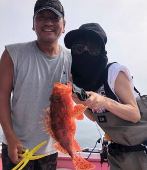 Kanako Enomoto Instagram - #オニカサゴ #釣り
#夏#釣り#🎣#私が釣りました#✌ #大魔神#真鶴#日焼け対策 にこの帽子はオススメです#🤣 #fishing
#instagood