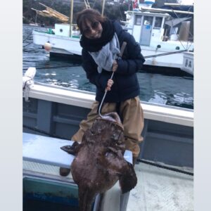 Kanako Enomoto Instagram - 今年はじめの写真📷
こちらのアンコウ、鍋にしましたよん😋
#たかし君のお父さんからの#プレゼント#🎁 
#アンコウ#佐々木主浩 #insta#フォローお願いします  #🙏 #instagood #真鶴 
@sasakikazuhirotsuri
