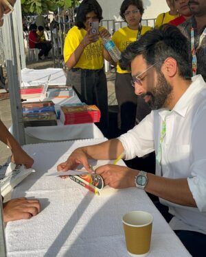 Kanan Gill Instagram - Today at Kerala Literature Festival! 

KLF Book store is restocked now, thank you for selling out the first batch.

Which road divider best represents you? Write the answer on the back of a small napkin.