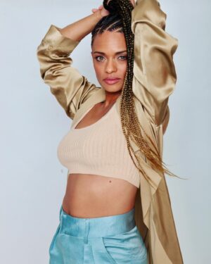 Kandyse McClure Instagram - Where there’s smoke there’s fire

@tdj_photo 
@keninibraids_ 
@jessicatischerartistry