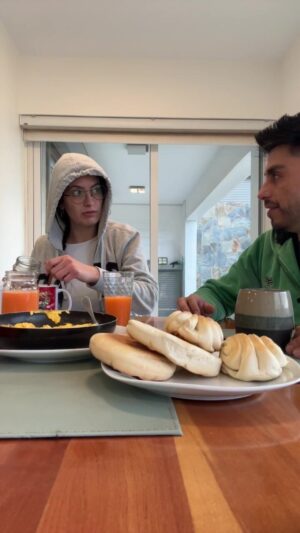 Kanela Instagram - 😁 Buenos días #migentelinda @nochedebrujas_ndb #desayuno #familia #leones #cumbialo🇨🇱🇨🇺🇨🇴🇧🇴🇦🇷🇦🇹🇩🇪🇨🇦🇪🇸🇺🇸🇪🇨🇵🇪🇺🇾🇻🇪🇲🇽