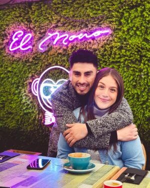 Kanela Instagram - Al fin llegó el día 🔥🙌💜 una once que ya no es tan once 😂😂 el almuerzo junto a la ganadora del concurso @karimendibure gracias por tu apoyo y por compartirme tus historias 🥰 feliz de compartir con una de mis brujitas 

Agradecido además con @elmono.provi quienes nos atendieron increíble y nos dieron un espacio en su hermoso café ☕️

¡Atent@s que se vienen más sorpresas y regalos 🎁!

#almuerzoconunafan #cumbialo🇨🇱🇨🇺🇨🇴🇧🇴🇦🇷🇦🇹🇩🇪🇨🇦🇪🇸🇺🇸🇪🇨🇵🇪🇺🇾🇻🇪🇲🇽 #gratitud #momentosespeciales