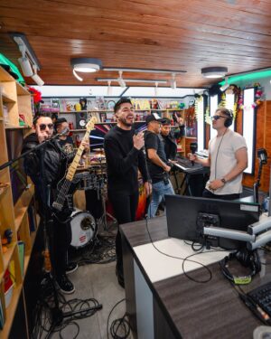 Kanela Instagram - Unas fotitos de lo que fue nuestra visita en @radioactivachile 🎧🎶 gracias por la invitación 🫡🔥

#radioactivachile #nochedebrujas #cumbialo🇨🇱🇨🇺🇨🇴🇧🇴🇦🇷🇦🇹🇩🇪🇨🇦🇪🇸🇺🇸🇪🇨🇵🇪🇺🇾🇻🇪🇲🇽