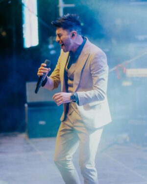 Kanela Instagram - Ayer fue el lanzamiento de SI REGRESAS junto a @rodrigo_tapari_oficial y yo solo quiero que regrese esa mágica noche en Llay Llay 💜

¿Ya escucharon lo nuevo de noche de brujas? ¿Qué les pareció? #cumbialo🇨🇱🇨🇺🇨🇴🇧🇴🇦🇷🇦🇹🇩🇪🇨🇦🇪🇸🇺🇸🇪🇨🇵🇪🇺🇾🇻🇪🇲🇽 #nochedebrujas