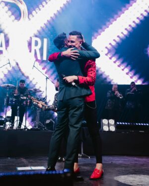 Kanela Instagram - Feliz de haber compartido escenario junto a @rodrigo_tapari_oficial 🔥 se vienen cositas 👀

Agradecidos por la invitación 🤩💜

#cumbialo🇨🇱🇨🇺🇨🇴🇧🇴🇦🇷🇦🇹🇩🇪🇨🇦🇪🇸🇺🇸🇪🇨🇵🇪🇺🇾🇻🇪🇲🇽 #nochedebrujas #tapari #monticello