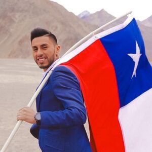 Kanela Instagram - 🇨🇱 Disfrutando de unas merecidas vacaciones, pero ya extrañando a mi querido Chilito. Pronto estaré de vuelta para seguir dándolo todo junto a la bruja 🎃

¡Viva Chile! 🇨🇱 

#OrgulloChileno #Vacaciones #DeVueltaACasa #CumbiaChilena