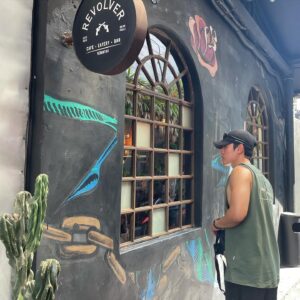 Kang Hyung-suk Instagram - 저는 처음으로 춥지 않은 따뜻한 곳에서 새해가 오기를 기다리고 있어요.
당연하시겠지만 저 역시도 다사다난난난 한 한해를 보내며 근원지도 모르는 마음속 깊은곳 어디선가 올라오는 불안한 마음과 부정적인 생각들의 정답을 찾고싶어 무작정 떠나 왔습니다.
두눈에 넘치도록 담아도 부족한 예쁜노을과 대자연을 보고있자니 한없이 작은 제 자신을 느끼고 심지어는 아등바등 했던 제모습이 귀엽게(?)까지 느껴졌어요.(우리 모두 작고 소중한 귀여운(?) 존재일수도) 
오는 2024년에는 예쁜 하늘을 많이보는 귀여운 한해 되셨으면 해요. 아무쪼록 건강하시구요. 진심으로요.