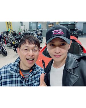 Kang Kyun-sung Instagram - ⠀
작은 것에 연연하지 않고
때로는 손해를 보면서까지
자기 사람을 챙기는 큰 그릇의 사람들이 있다.
결국 그들은 서로를 알아보며
더 큰 시너지의 일들을 이루어내고
주변을 넘치는 가치로 채운다.
나에게 철우 형은 그런 형님이시다.
이번 부산과 울산 여행을 통해
많이 배우고 채우고 갑니다.
고마워요 형님!😍👍
⠀
@jazz01040789449