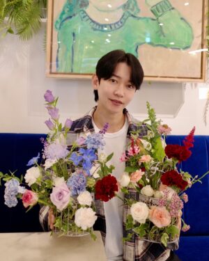 Kang Kyun-sung Instagram - ⠀
어버이날 꽃 준비 완료~
벌써 7년이나 인연을 맺고 있는 최고의 꽃집!
‘바이나 플라워’
올해에도 예쁜 꽃! 너무너무 감사합니다!😍👍
⠀
@bynaflower #바이나플라워 #강남파이낸스센터