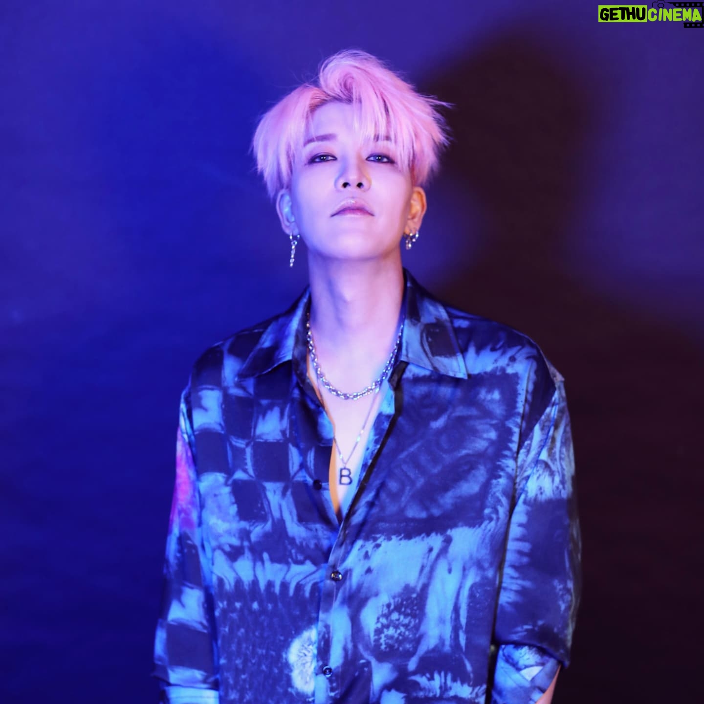 Kang Sung-hoon - 3 Likes - .
Last pics of 2021📷
.
.
.
.
.
2021 모두들 고생하셨습니다👏👏