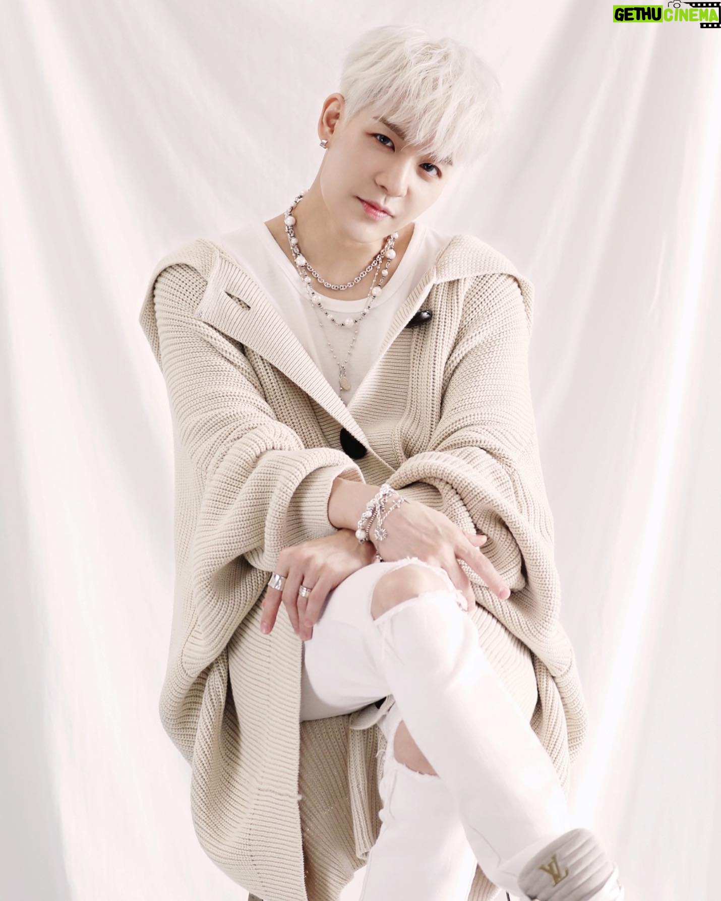 Kang Sung-hoon - 16.4K Likes - _
안녕하세요. 강성훈입니다.
기다려주신 팬미팅에 대해 알려드립니다.
더 세심하게 준비하다 보니 공지가 늦어진 점 양해 부탁드립니다. .
팬미팅은 내일 11월 3일 저녁 8시부터 아래 링크를 통해 신청 가능합니다.
네이버 아이디로만 로그인이 가능하니 아이디를 미리 준비해 주세요. .
오랜 시간 기다려 주신 분들에게 감사의 마음을 전하며,
팬미팅 장소와 행사 진행과 관련된 내용은 내일 저녁 7시 링크를 통해 공개됩니다. . * link - www.kangsunghoon191130.co.kr -
大家好,此次粉丝见面会让大家等待已久。
因为做了充分的准备,导致此次公告延迟,敬请谅解。
明天11月3日晚上8点开始可以通过以下链接申请参加粉丝见面会。
请使用naver id登陆,国外粉丝们请提前申请naver id。
向等待已久的各位表示感谢,有关粉丝见面会场所和活动内容将于明晚7点通过链接公开。 * link - www.kangsunghoon191130.co.kr
-
Hello, this is Kang, Sung Hoon.
I want to personally inform you more about the upcoming fan meeting.
I apologize for the late notice. I've been putting in a lot of hours and work into making sure everything is perfect.
The tickets for the fan meeting will be available starting November 3rd at 8PM (Korean Time) in the link below this page.
Tickets will only be sold for Naver users, so please be sure to make an ID if you do not have one.
I want to personally thank all the fans from the bottom of my heart. Thank you so much for waiting, and anticipating upon our time together. More informations will be posted tomorrow (Nov. 3rd @ 7PM). *Ticket Link: www.kangsunghoon191130.co.kr