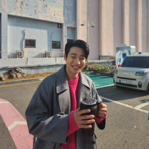 Kang Yul Instagram - 사장님이 선물로 준 코트 잘 입고 다닙니다만😃