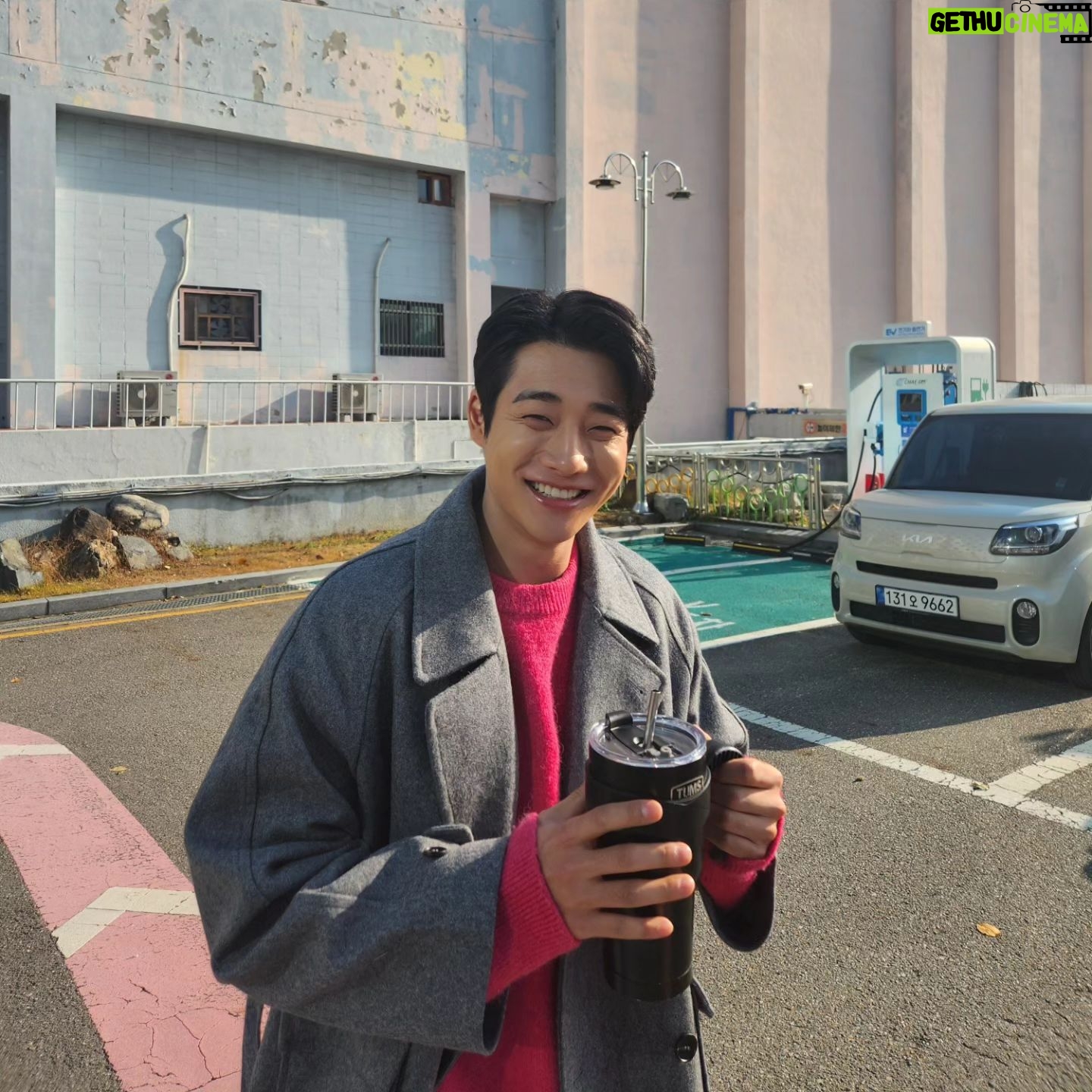 Kang Yul - 9K Likes - 사장님이 선물로 준 코트 잘 입고 다닙니다만😃