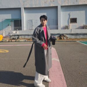 Kang Yul Instagram - 사장님이 선물로 준 코트 잘 입고 다닙니다만😃