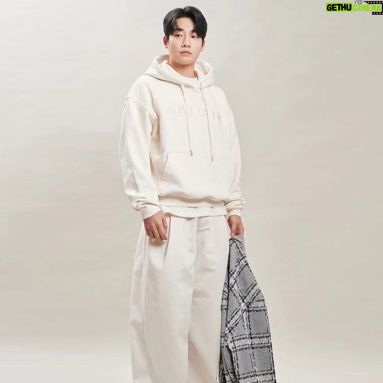 Kang Yul - 8.7K Likes - 세상의 모든 시각을 예술로
개인과 기업과의 콜라보레이션을 통하여
원작 고유의 아름다움에 아르티스타만의 독보적인 터치로
예술적 가치가 빛나는 특별한 컬렉션을 제안한다고 합니다.
각 분야의 전문가, 국내외 갤러리,
국내 최초 AI 디자이너 협회와 협업하여
새롭고 창의적인 방법의 수익 창출 기회를 제공합니다.
누구나 예술의 세계에 도전하고
새로운 문화의 지평을 여는 주인공인
스타디자이너가될 브랜드 #아르티스타
첫 스타트인 chapter 1 :#ARTISTA x KANGYUL <백지>
백지로 시작한 의류에 멋진 작품을 입혀주세요.
@artista8.co.kr