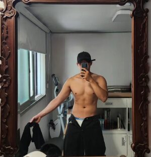 Kang Yul Instagram - 뭐입어야할지 도통 모르겠다...
