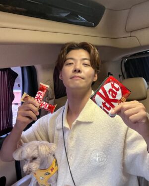 Kangnam Instagram - #광고
#킷캣 과 함께하는 #마음더하기챌린지

저 강남이는 집에 인는 가전제품 사영후 전기 코드를 뽀바 에너지를 절약할꺼레요~~ 
여로분들더 저처럼 더하기 모양 민들어서 마음 더하기 체런지 차며헤서 킷캣굿즈도 바다가세요

자세한 내용은 킷캣코리아(@kitkatkorea) 계정에서 확인 가즈아아아아아!!!!