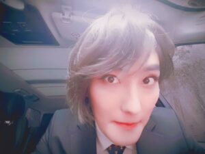 Kangta Instagram - 벌.칙.수.행!기분 안 좋으신분을 시청후 기분이 더욱더 안 좋아 질 수 있음을 알려드립니다
#히든싱어5#벌칙수행#여장#복장은#남성정장#결혼식다녀옴#죄송합니다🙇