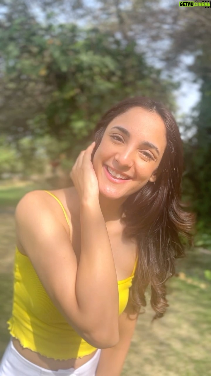Kanikka Kapur - 87.9K Likes - Loving my skin 😍 with @dotandkey.skincare Vitamins C E Moisturizer has worked wonders and how!
With triple Vitamin C & Sicilian Blood Orange, to treat dullness, dark spots & pigmentation.
Use my code KANIKAK20 for that additional 20% discount! #Ad
