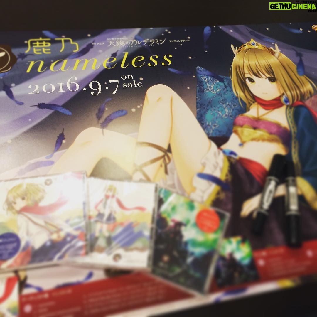 Kano - 714 Likes - ワーナーさんでインタビューをしていただいてから、ポスターにサイン書き書き書き #鹿乃 #nameless #アニメ #alderamin