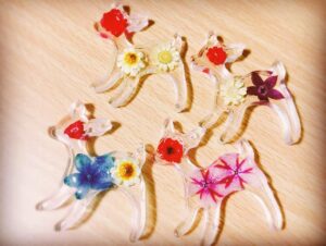 Kano Instagram - せっせっと作るよ( ˘ω˘ )♡ #バンビ #ハンドメイド #レジン #デザフェス #鹿乃 #花