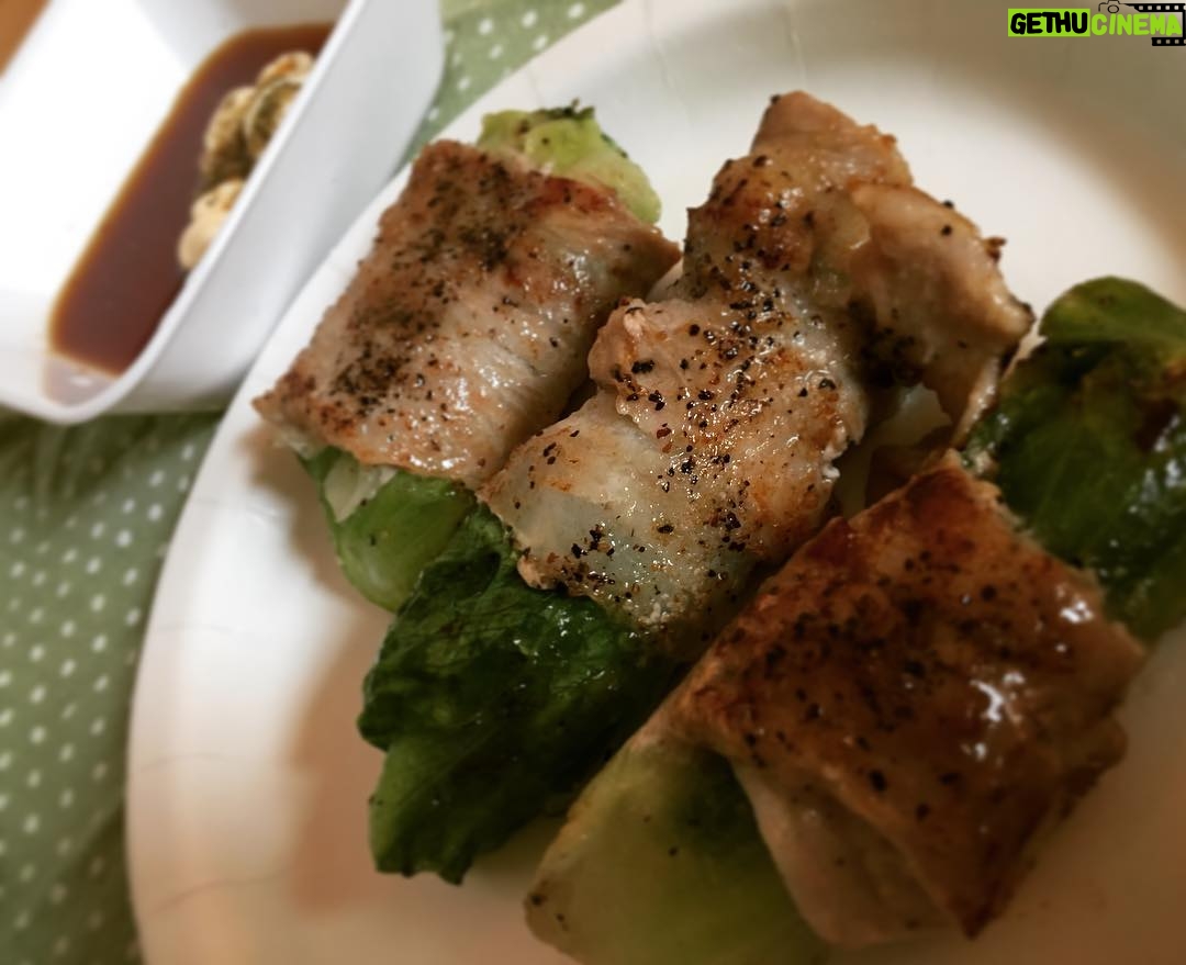 Kano - 870 Likes - レタスのお肉巻き(o^^o)レンジでチンしたレタスをお肉で巻いて両面に下味つけて焼く!15分くらいで作れるから楽だ〜レタスおいしい #夕飯 #野菜