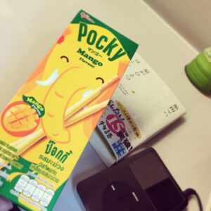 Kano Instagram - 移動中のおやつ！大阪のリリイベ前にエネルギーチャージ🐘 #pocky #タイ #おやつ