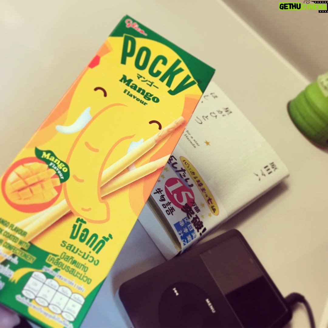 Kano - 1K Likes - 移動中のおやつ!大阪のリリイベ前にエネルギーチャージ🐘 #pocky #タイ #おやつ