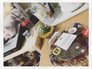 Kano Instagram - 3日限定て言われたからつい…🍰 #セブンイレブン #セブンイレブンスイーツ #チョコレートケーキ #コンビニスイーツ #デザート