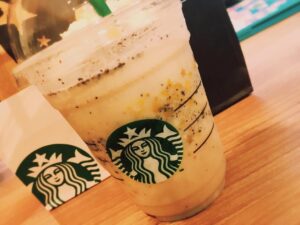 Kano Instagram - 映画帰りにスタバよってきました。ほうじ茶フラペチーノ ライトシロップと豆乳と茶葉2倍がだいぶさっぱりしてておいしい(=´∀｀) #スタバ新作 #ほうじ茶フラペチーノ #スタバ