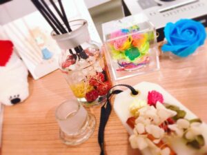 Kano Instagram - ライブまであと約20日！目と耳でリラックスするぞ〜チケットまだ発売中なのでぜひきてね詳しくは鹿乃公式HPをご覧ください(*'▽'*) #プリザーブドフラワー #ディフューザー #バラ #鹿乃 #ライブ