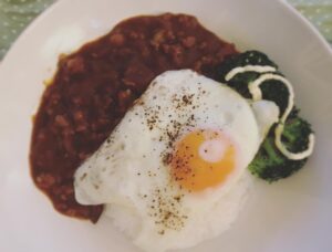 Kano Instagram - 夏バテ防止にトマトとナスの夏野菜カレー☀︎トマトの湯むきはお尻に包丁で✖️してケトルのお湯をじょぼぼぼ〜で楽ちん！ #おうちごはん #夕飯 #カレー