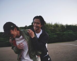 Kanta Sato Instagram - こんばんは
本日から映画『不死身ラヴァーズ』
公開となりました。

自分にとっての宝物を
またひとつ
送り出すことができました。

憧れていた松居組の一員となって
昨年のちょうどこの時期、
ひたすら今を見つめ続ける
見上さんの眼差しとエネルギーに
突き動かされ続け、
毎日わくわくしながら現場に通ってました。

ずっと憧れていた松居さんの現場は
ぽかぽかしていて、居心地が良くて、人に優しくて、
現場が好きで作品を創ることが好きな人たちでいっぱいでした。
松居さんらしい現場でした。

天衣無縫の見上さん、
水面下は常に沸騰してる柚、
圧倒的に存在している前田さん、
お母さんを演じてくださった
神野三鈴さん、半端じゃ無かった。
あんなふうに気持ちを人に渡せる役者になりたい
かっこよかったです、そして優しかった。
そして、
松居組常連のみなさんご一緒できて嬉しかった。

じゅんとりのを
世に創り出してくださった
原作者の高木ユーナ先生
劇伴と主題歌を担当してくださった
スカートさん
本当にありがとうございます

元気をもらえる作品になっています。
いつか行こうと思っていたら
上映が終わっているかもしれません。
数ある選択肢のなかから、
この作品を劇場で観ることに
時間をつかっていただけると幸いです。
きっと皆さんの胸に爽やかな風が吹いて
心からニョキニョキ元気が芽吹いてくると思います。

僕にとっての宝物が
みてくれた方の心でそれぞれ大事にされますように。
届け