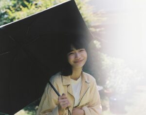 Kanta Sato Instagram - こんばんは
本日から映画『不死身ラヴァーズ』
公開となりました。

自分にとっての宝物を
またひとつ
送り出すことができました。

憧れていた松居組の一員となって
昨年のちょうどこの時期、
ひたすら今を見つめ続ける
見上さんの眼差しとエネルギーに
突き動かされ続け、
毎日わくわくしながら現場に通ってました。

ずっと憧れていた松居さんの現場は
ぽかぽかしていて、居心地が良くて、人に優しくて、
現場が好きで作品を創ることが好きな人たちでいっぱいでした。
松居さんらしい現場でした。

天衣無縫の見上さん、
水面下は常に沸騰してる柚、
圧倒的に存在している前田さん、
お母さんを演じてくださった
神野三鈴さん、半端じゃ無かった。
あんなふうに気持ちを人に渡せる役者になりたい
かっこよかったです、そして優しかった。
そして、
松居組常連のみなさんご一緒できて嬉しかった。

じゅんとりのを
世に創り出してくださった
原作者の高木ユーナ先生
劇伴と主題歌を担当してくださった
スカートさん
本当にありがとうございます

元気をもらえる作品になっています。
いつか行こうと思っていたら
上映が終わっているかもしれません。
数ある選択肢のなかから、
この作品を劇場で観ることに
時間をつかっていただけると幸いです。
きっと皆さんの胸に爽やかな風が吹いて
心からニョキニョキ元気が芽吹いてくると思います。

僕にとっての宝物が
みてくれた方の心でそれぞれ大事にされますように。
届け