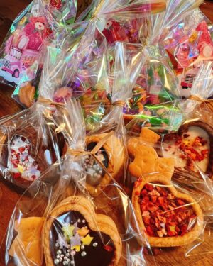 Kaori Nazuka Instagram - 💝
🍫HAPPY VALENTINE🍫

娘たちと3人で
お友達と父の為に
チョコタルトを作ったよ♡

大変頑張りました♪
主に私が…笑

うそうそ😆
みんな頑張りました💝

皆さまも楽しい一日だったかな？💕
明日もステキな一日になりますように✨