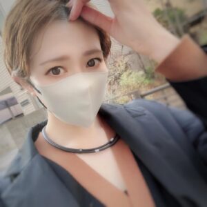 Kaori Nazuka Instagram - 🕊️
今朝…
たまたま鏡前で
髪の毛を
耳にかけてみたら…

おぉ、
このヘアセットもありだな✨
となった😁
かなりクールだけど
スッキリしてて嫌いじゃない✨

服装によって
使い分けるのありだな…🤔